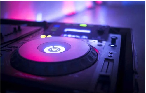 Faragó László - Dj Lucky Faragó László - Dj Lucky - esküvői szolgáltató