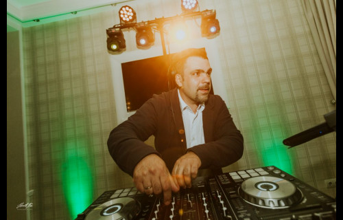 Pető János • DJ. Jana • DJ és moderátor Pető János • DJ. Jana • DJ és moderátor - esküvői szolgáltató