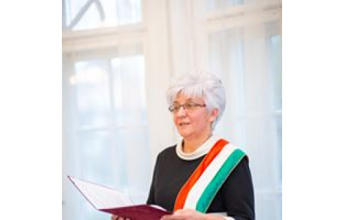 Kereszti Márta szertartásvezető Kereszti Márta szertartásvezető - esküvői szolgáltató