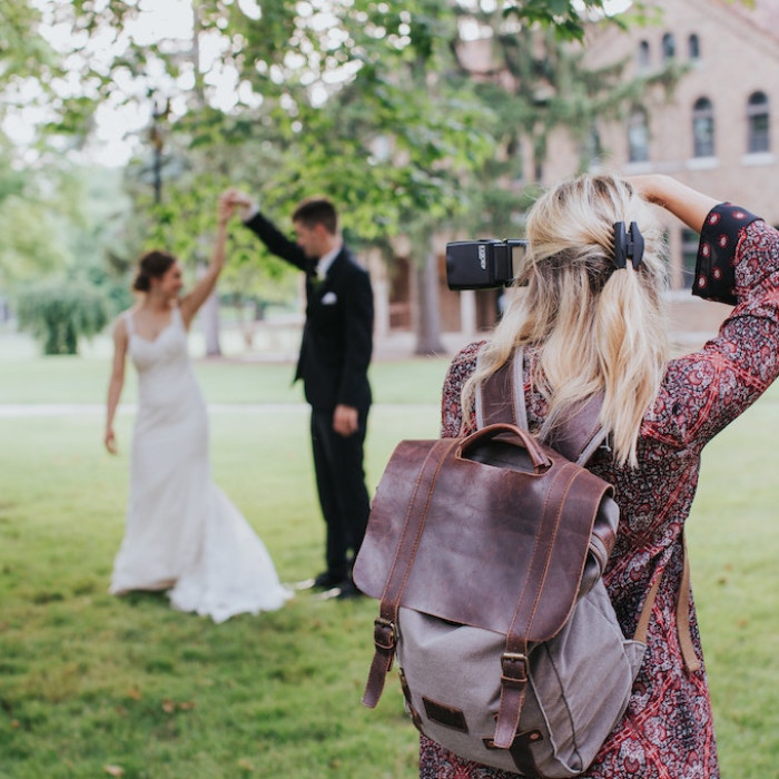 Az esküvői fotózás titkai: a profi fotós 7 jellemzője. Jooble megosztja a szakma titkait.